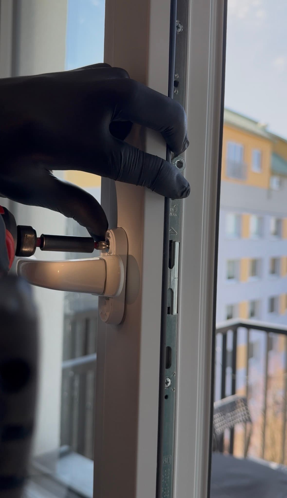 Seřízení závěsů a kování