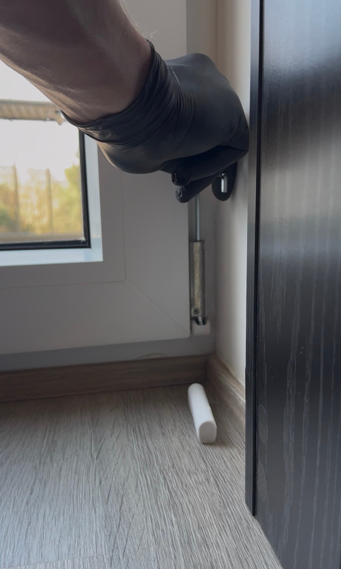 Detail servisní práce na okně